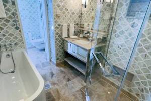Club World Owners Suite Bathroom on Azamara Onward