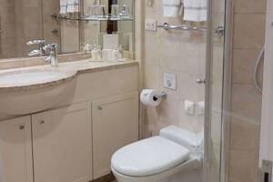 Seven Seas Suite (Forward) Bathroom, Seven Seas Voyager