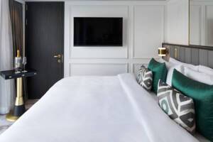 Signature French Balcony, S.S. Victoria, Uniwolrd