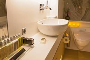 Royal Balcony Suite, Bathroom, Scenic Sapphire