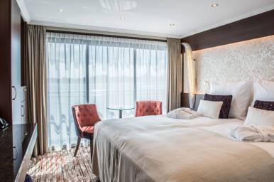 Standard Suite, Ruby Deck, MS Oscar Wlde, Riviera Travel