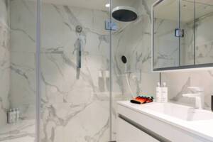 Emerald Azzurra Owner's Suite bathroom