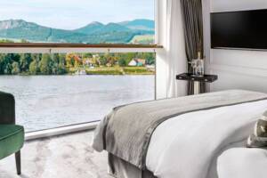 Suite, S.S. Victoria, Uniwolrd