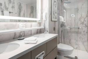 Suite bathroom, S.S. Victoria, Uniwolrd