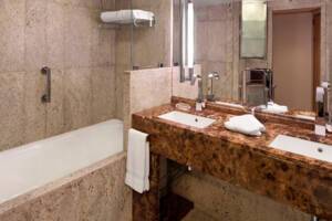 Veranda Suite, Bathroom, Seabourn Quest