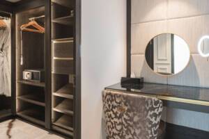 Royal Sute Vanity, S.S. Victoria, Uniwolrd