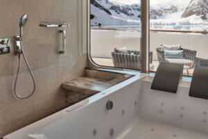 Grand Suite bathroom, Silver Endeavour