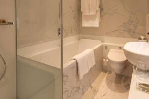 Bathroom, Royal Balcony Suite (RR), Scenic Jasper