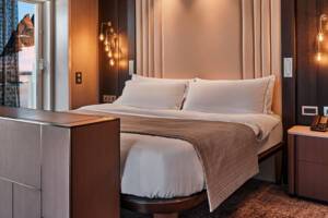 Owner's Suite bedroom, Silver Endeavour