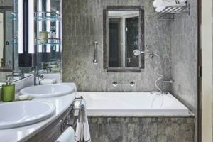 Medallion Suite Bathroom