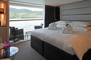 Bedroom, Junior Balcony Suite (RJ), Scenic Amber