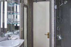 Silver Suite Bathroom