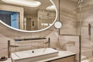Deluxe Veranda bathroom, Silver Endeavour