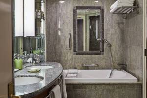 Medallion Suite Bathroom (ME), Silver Whisper