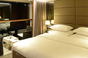 Bedroom, Balcony Suite (PA), Scenic Opal